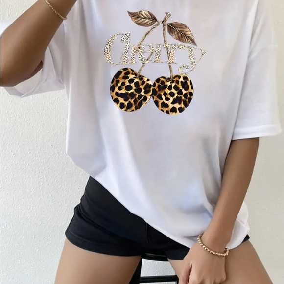 - Cherry white graphic T-Shirt size medium - Picture 1 of 6